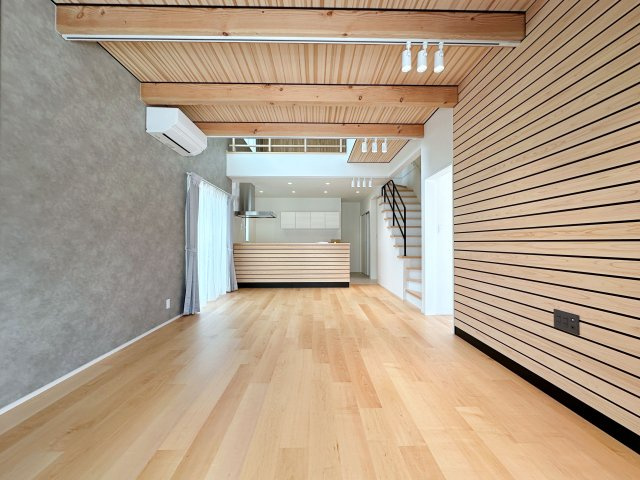 安芸郡熊野町中溝5丁目 No.5の居間・リビング|無垢の木材を贅沢に使用した18帖のリビング☆
吹き抜け部分からはしっかりと陽があたり、とても開放的です。
まるで注文住宅のようなおしゃれなリビングです。