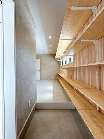 安芸郡熊野町中溝5丁目 No.5の収納|シューズインクローク☆
トランクルームまで続く大きなSICは全て可動棚で好きな配置に組み換え可能♪
自分だけのお気に入りの収納スペースをお作りいただけます！