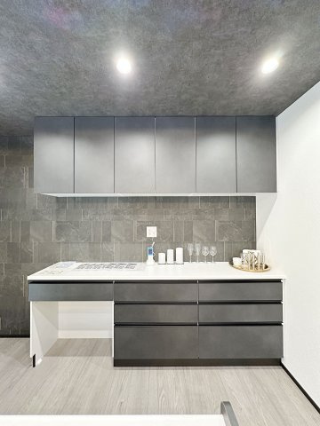 西区大芝2丁目の収納|収納力のある大型カップボード☆
備え付けのため耐震性が高く地震の際にも倒れてくる心配はありません♪
キッチンと同じカラーリングのため統一感もあります！