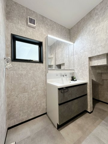 西区大芝2丁目の独立洗面台|シャワー付き洗面化粧台☆
洗面台にシャワー機能が付いたもので、シャンプーなども行える多機能洗面台です。また、顔や手を洗うためだけではなく、シャワー付き洗面台を使えば手洗い洗濯などでも利用できます♪