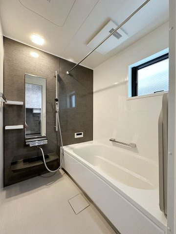 西区大芝2丁目の浴室|浴室乾燥機気付き1坪タイプの浴室☆
ユニットバスは、気密性にも優れています。そのため、冬場でもお湯が冷めにくく、暖かい空間を維持することができます。