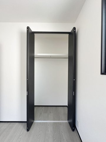 西区大芝2丁目の収納|全居室収納☆
4.5帖洋室のクローゼットです♪
