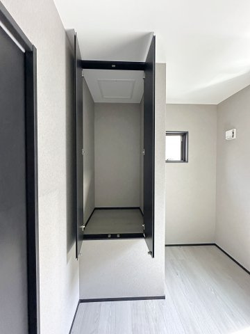 西区大芝2丁目の収納|全居室収納☆
3.9帖洋室のクローゼットです♪