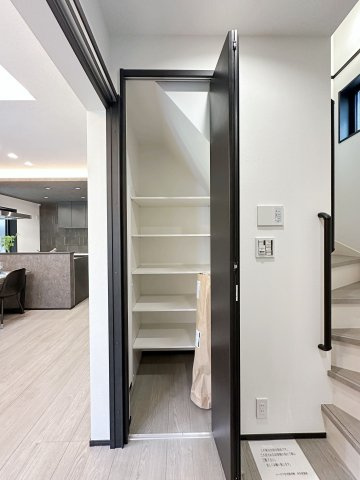 西区大芝2丁目の収納|玄関収納☆
可動棚のため好きな高さに調整が可能です♪