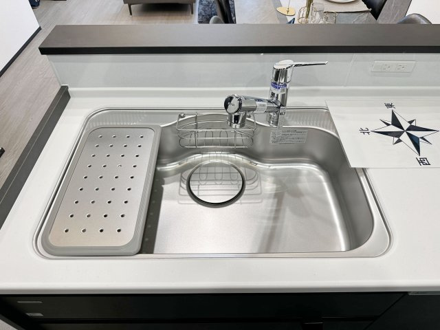 西区大芝2丁目のキッチン|浄水機能付きステンレスシンク☆
ステンレスシンクは傷や汚れに強く、お手入れも簡単で使いやすいです♪
さらにワンタッチで浄水に切り替えができる為とても便利です！