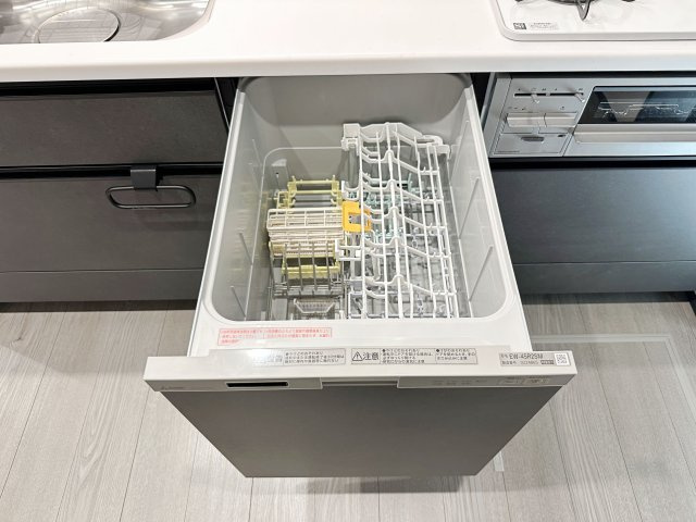 西区大芝2丁目のキッチン|4人から5人分の食器洗浄乾燥機☆
水道代の節約にもなり、家事の時短もできる優れ物です♪
スライド式で上から全体が見えるため食器の出し入れもスムーズです♪