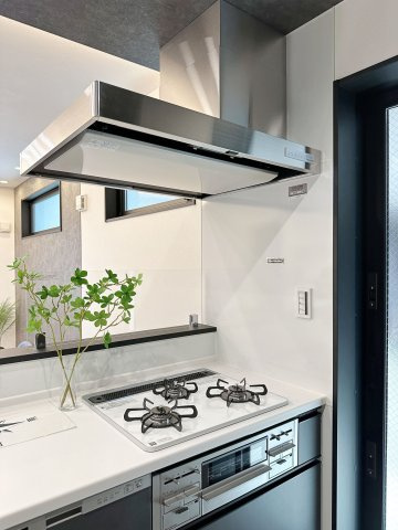 西区大芝2丁目のキッチン|都市ガス仕様の3口ガスコンロ☆
高火力のバーナーが使用可能、調理器具を選ばないのがガスコンロ。停電時でも使用可能で安心です♪