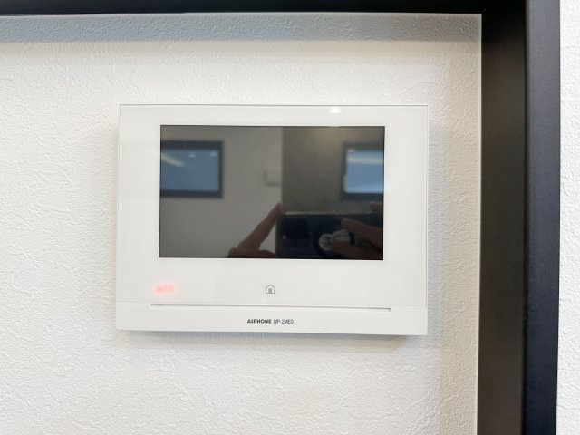 西区大芝2丁目の防犯設備|ドアホン☆
来客があったとき、室内からカメラやマイクを使って相手や用件を確認できます。相手を事前に確認することができ、訪問販売対策や防犯面でも役に立つアイテムです♪