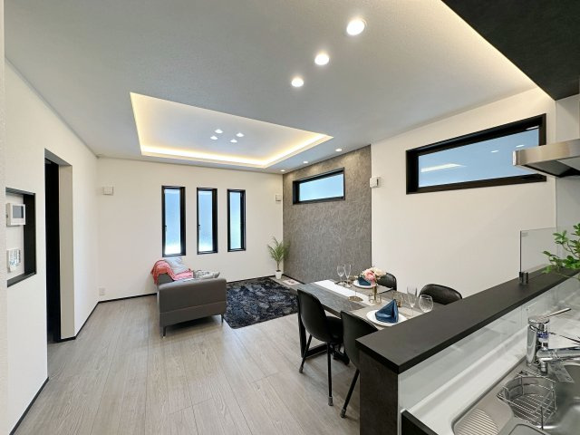 西区大芝2丁目の居間・リビング|14.3帖の広々としたリビング☆
キッチンからはリビング全体を見渡すことができます♪
スーパーやコンビニなど徒歩圏内にありとても便利な場所です！