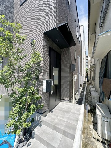 西区大芝2丁目の外観|玄関ポーチ☆
屋根も付いており、雨が降っても濡れる心配はありません♪