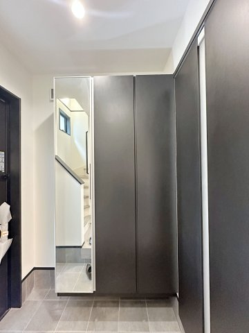 西区大芝2丁目の玄関|姿見付きシューズボックス☆
大容量のシューズボックスの為、靴もたくさん収納が可能です♪