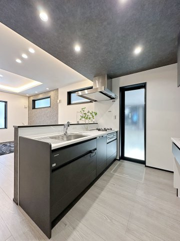 西区大芝2丁目のキッチン|人造大理石天板使用のシステムキッチン☆
人造大理石天板は水垢が付きにくく汚れが落ちやすいのでお手入れも楽ちんです♪