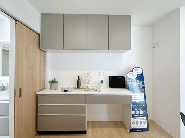 佐伯区皆賀1丁目 No.4の収納|収納力のある大型カップボード☆
備え付けのため耐震性が高く地震の際にも倒れてくる心配はありません♪
キッチンと同じカラーリングのため統一感もあります！