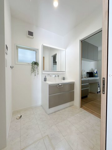 佐伯区皆賀1丁目 No.4の独立洗面台|シャワー付き洗面化粧台☆
洗面台にシャワー機能が付いたもので、シャンプーなども行える多機能洗面台です。また、顔や手を洗うためだけではなく、シャワー付き洗面台を使えば手洗い洗濯などでも利用できます♪