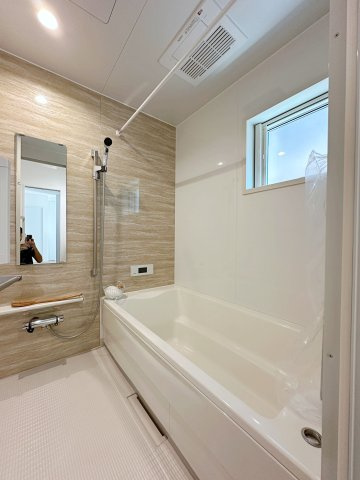 佐伯区皆賀1丁目 No.4の浴室|浴室乾燥機気付き1坪タイプの浴室☆
ユニットバスは、気密性にも優れています。そのため、冬場でもお湯が冷めにくく、暖かい空間を維持することができます。