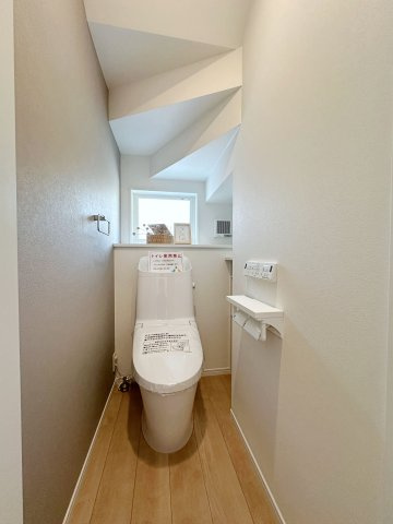 佐伯区皆賀1丁目 No.4のトイレ|1階ウォシュレットトイレ☆
1階、2階にウォシュレットトイレがついています♪