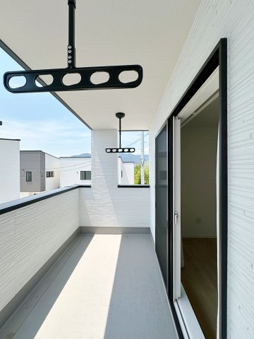 佐伯区皆賀1丁目 No.4のバルコニー|ルーフバルコニー☆
しっかりと屋根がある為、雨の日の洗濯物も安心です♪