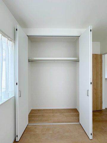 佐伯区皆賀1丁目 No.4の収納|全居室収納☆
5.4帖洋室のクローゼットです♪