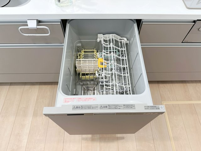 佐伯区皆賀1丁目 No.4のキッチン|4人から5人分の食器洗浄乾燥機☆
水道代の節約にもなり、家事の時短もできる優れ物です♪
スライド式で上から全体が見えるため食器の出し入れもスムーズです♪