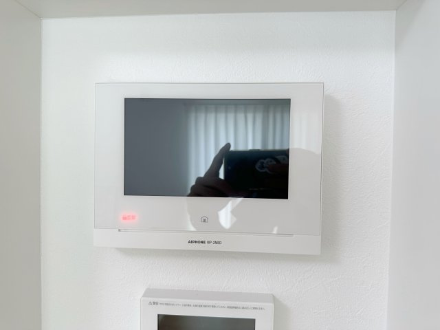 佐伯区皆賀1丁目 No.4の防犯設備|ドアホン☆
来客があったとき、室内からカメラやマイクを使って相手や用件を確認できます。相手を事前に確認することができ、訪問販売対策や防犯面でも役に立つアイテムです♪