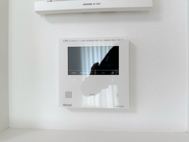 佐伯区皆賀1丁目 No.4の発電・温水設備|給湯器リモコン☆
キッチンからお湯の温度調整やお風呂の操作ができるのでとても便利です♪