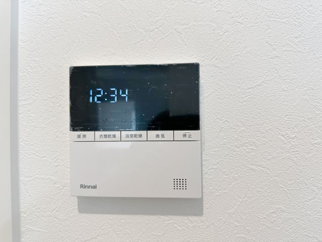 佐伯区皆賀1丁目 No.4の冷暖房・空調設備|浴室乾燥機リモコン☆
冬は浴室内を暖め、夏は涼しくすることができるため、快適な入浴が可能です。浴室乾燥で洗濯物を干せば、衣類がしわになるのを防ぎ、梅雨や花粉の季節も問題ありません♪