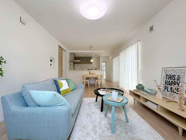 佐伯区皆賀1丁目 No.4の居間・リビング|18.1帖の広々としたリビング☆
完成済のため365日ご案内可能♪
「今日見たい」にも対応します！