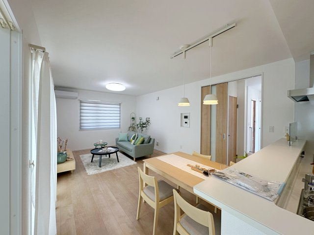 佐伯区皆賀1丁目 No.4の居間・リビング|18.1帖の広々としたリビング☆
キッチンからはリビング全体を見渡すことができます♪