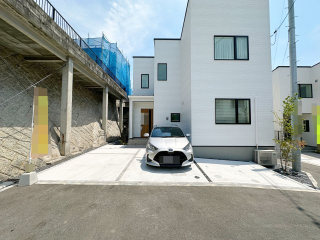 佐伯区皆賀1丁目 No.4の駐車場|車は並列2台駐車可能☆
広々とした駐車スペースは来客時なども安心なので気軽に家族や友人を招くことができます♪