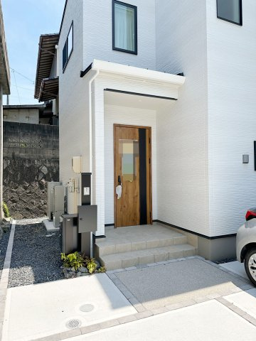 佐伯区皆賀1丁目 No.4の玄関|宅配ボックス付き玄関ポーチ☆
屋根も付いており、雨が降っても濡れる心配はありません♪