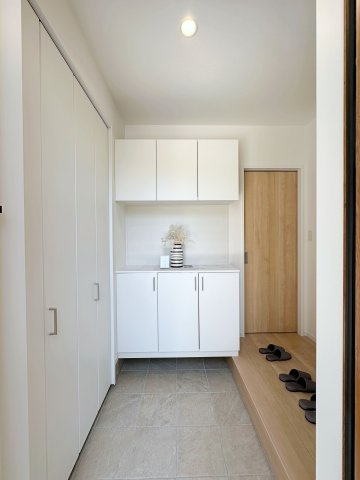 佐伯区皆賀1丁目 No.4の玄関|玄関ホール☆
シューズボックスは大容量のためたくさん収納できます♪