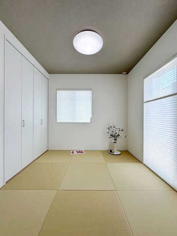 佐伯区皆賀1丁目 No.4の和室|リビングに併設された4.5帖の和室☆
カウンターもありお子様の学習スペースや遊び場にぴったりです♪