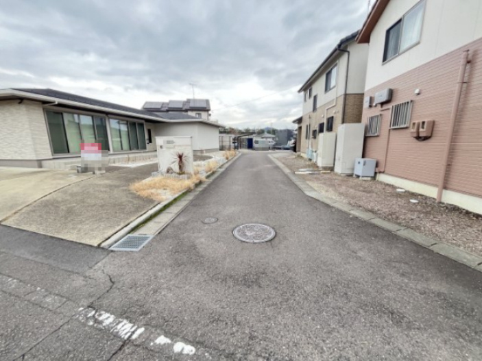 中古住宅　段下の前面道路含む現地写真