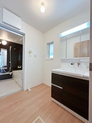 佐伯区藤垂園 No.1の独立洗面台|シャワー付き洗面化粧台☆
洗面台にシャワー機能が付いたもので、シャンプーなども行える多機能洗面台です。また、顔や手を洗うためだけではなく、シャワー付き洗面台を使えば手洗い洗濯などでも利用できます♪