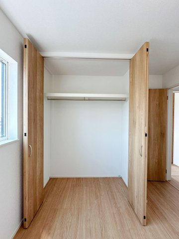 佐伯区藤垂園 No.1の収納|全居室収納☆
4.5帖洋室のクローゼットです♪