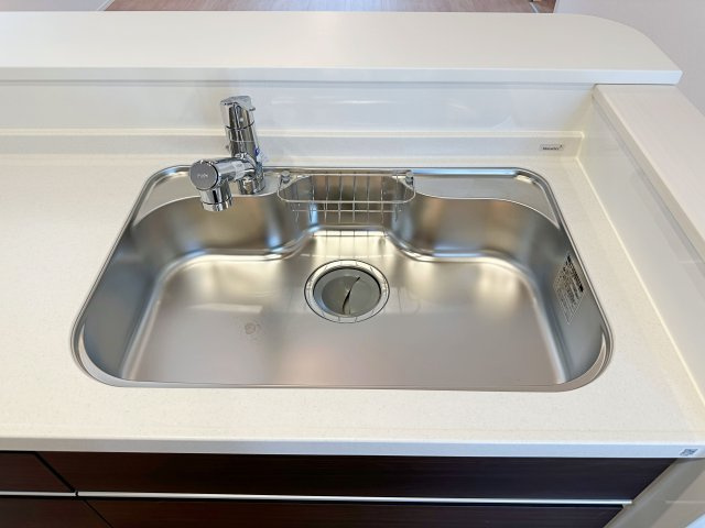 佐伯区藤垂園 No.1のキッチン|浄水機能付きステンレスシンク☆
ステンレスシンクは傷や汚れに強く、お手入れも簡単で使いやすいです♪
さらにワンタッチで浄水に切り替えができる為とても便利です！
