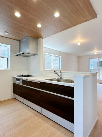 佐伯区藤垂園 No.1のキッチン|人造大理石天板使用のシステムキッチン☆
人造大理石天板は水垢が付きにくく汚れが落ちやすいのでお手入れも簡単です♪