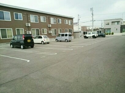 アリ・ビラⅢの駐車場|車をお持ちの方に嬉しい駐車場付きの物件です