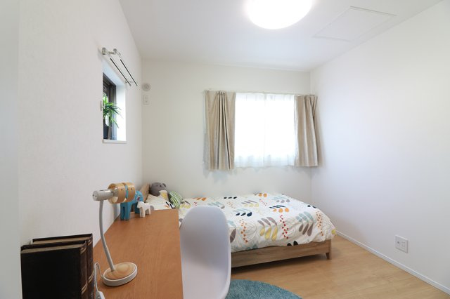 丸亀市　津森町⑨　太陽光つきオール電化住宅の洋室|同じ建築メーカーの仕様となります。実物とは異なることがございます。