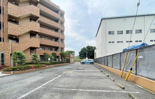 【中古マンション】ライオンズマンション坂戸の駐車場|駐車場があります