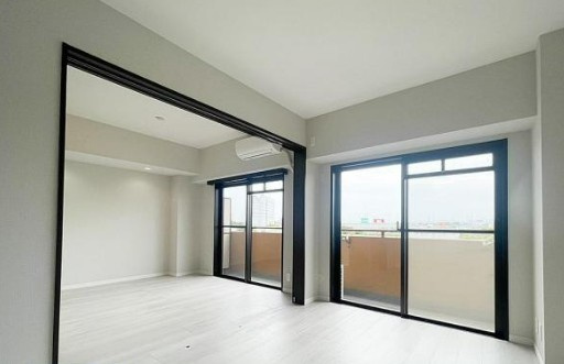 【中古マンション】ライオンズマンション坂戸の居間・リビング|リビングと続き間6帖洋室です！