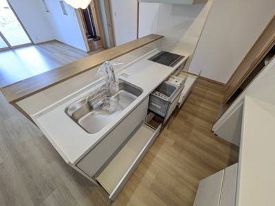 【キッチン】 | 安芸郡府中町清水ヶ丘 清水ヶ丘 | リビングで遊ぶお子様を見守りながらお料理ができる対面キッチン