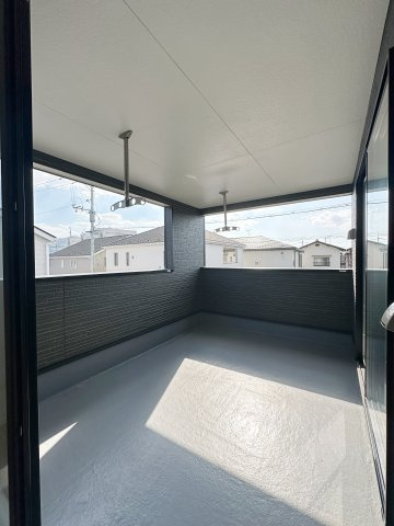 安佐南区川内2丁目 No.8のバルコニー|広々としたルーフインナーバルコニー☆
しっかりと屋根があるため悪天候の洗濯物も安心です♪