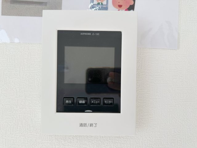 安佐南区川内2丁目 No.8の防犯設備|ドアホン☆
来客があったとき、室内からカメラやマイクを使って相手や用件を確認できます。相手を事前に確認することができ、訪問販売対策や防犯面でも役に立つアイテムです♪