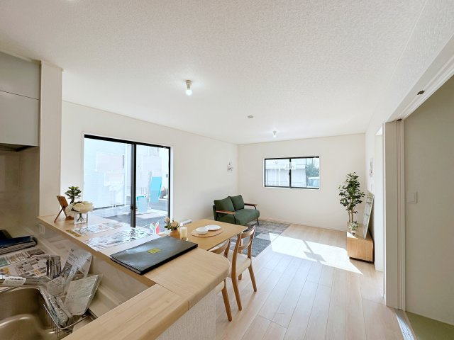 安佐南区川内2丁目 No.8の居間・リビング|16帖の広々としたリビング☆
キッチンからはリビング全体を見渡すことができます♪