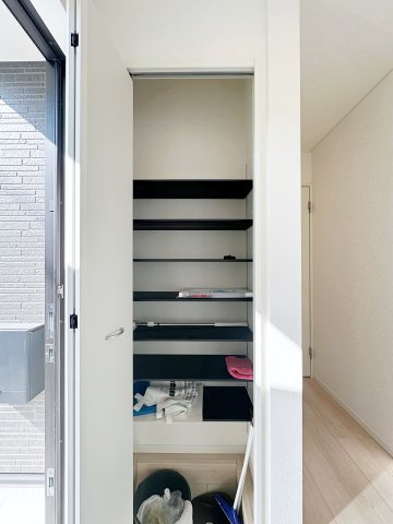 安佐南区川内2丁目 No.8の玄関|シューズクローク☆
可動棚のため好きな高さに調整可能です♪
土間部分もあるため屋外用品の収納も可能です！