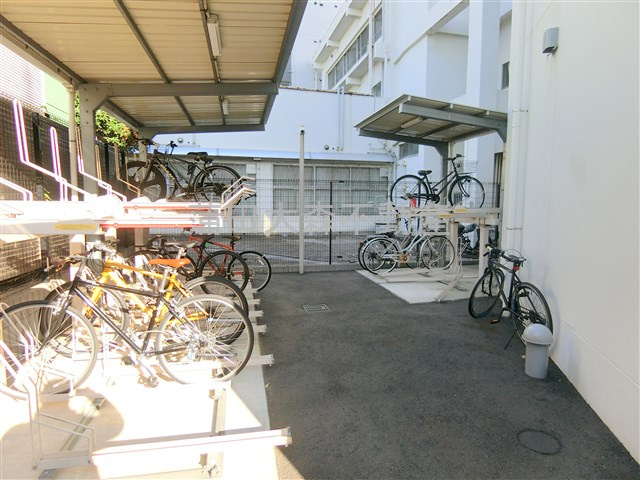 La Douceur大森山王のその他共用部分|屋根付きラック式の駐輪場