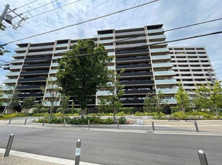 【外観】 | 陽光浴びる外観がシンプルな外観をより際立たせ、人々の記憶に存在感を植え付けます。