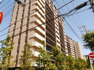 【外観】 | 穏やかな風と陽光を導き、プライバシーに配慮された設計プランを採用し、居住性を一段と心地よいものにしています。