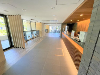 【その他共用部分】 | エントランスホール内となります。コンシェルジュも待機しています。